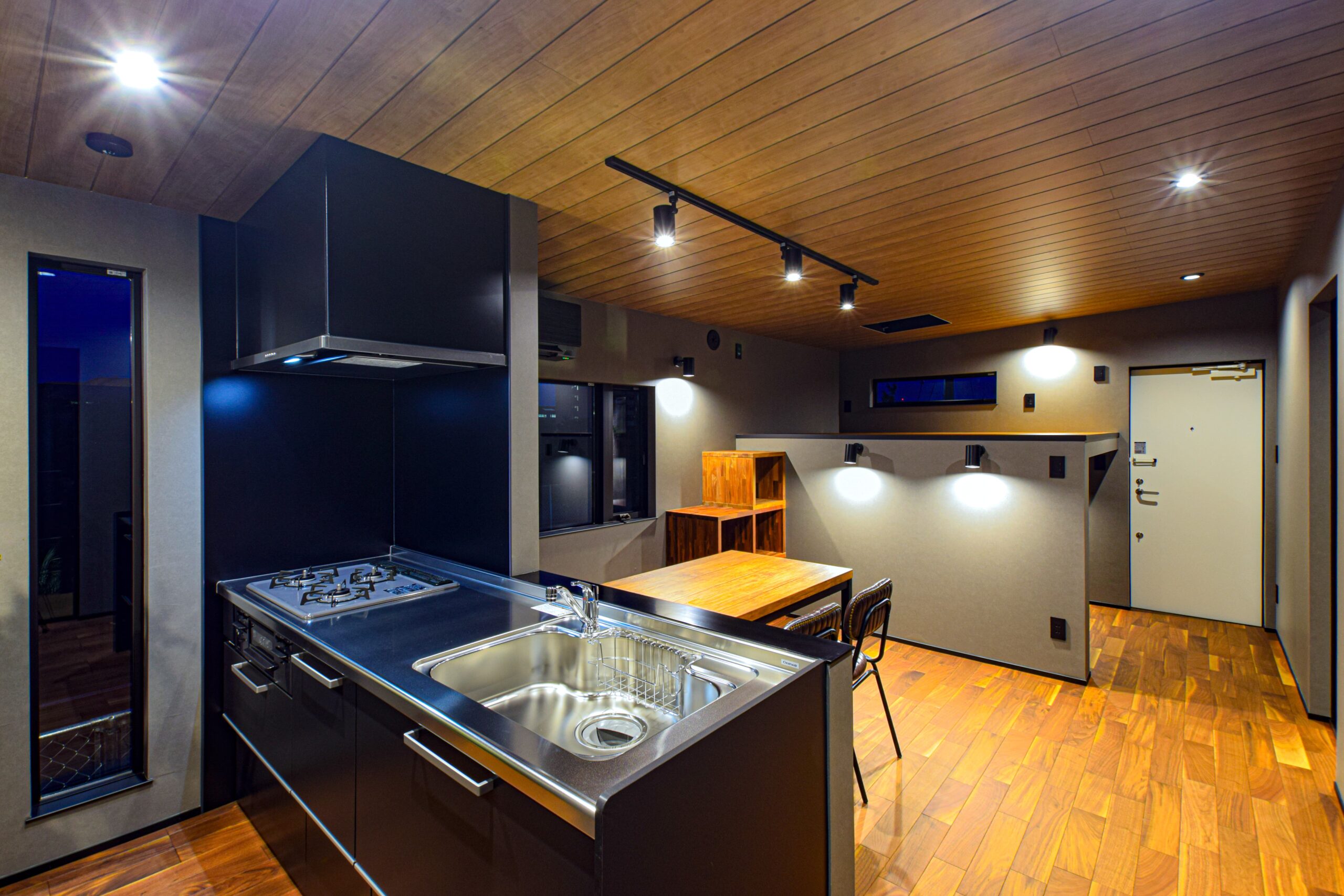 モダンデザインの極致。妥協なきディテールが宿る移動式邸宅写真